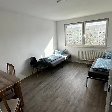 Monteurzimmer Und Halle, Zentral, Modern *