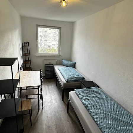 Monteurzimmer Und Halle, Zentral, Modern *