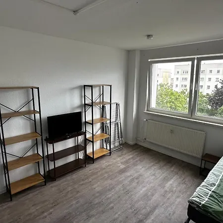 Monteurzimmer Und Halle, Zentral, Modern